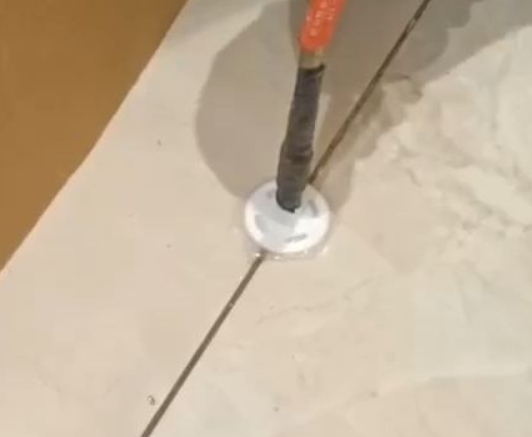 长治瓷砖空鼓维修公司专业解答瓷砖在铺贴过程中，如果没有涂抹均匀到位的粘结材料（如水泥砂浆或瓷砖胶），可能会导致以下问题